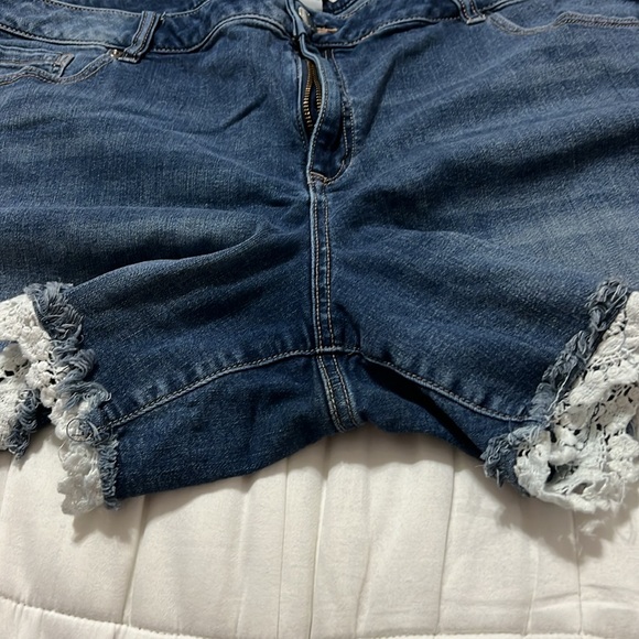Lane Bryant Ruffled Jean Shorts Women’s Plus Size 22 - Picture 3 of 6
